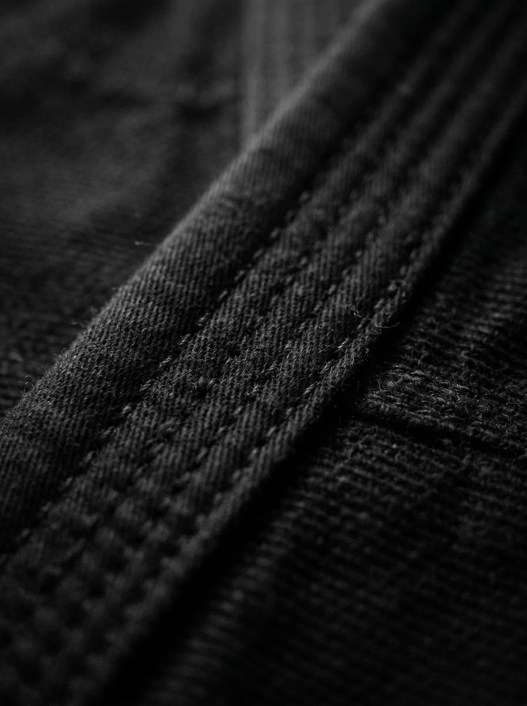 Close da trama reforçada do tecido preto do kimono LORDS